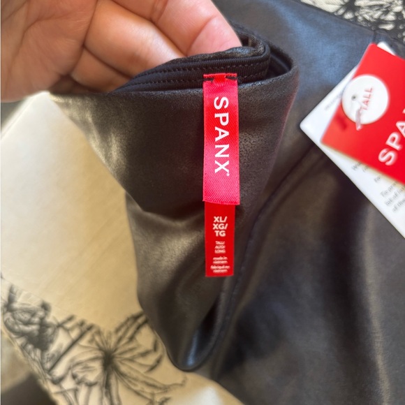 SPANX Shiny Black Leggings - Picture 5 of 7